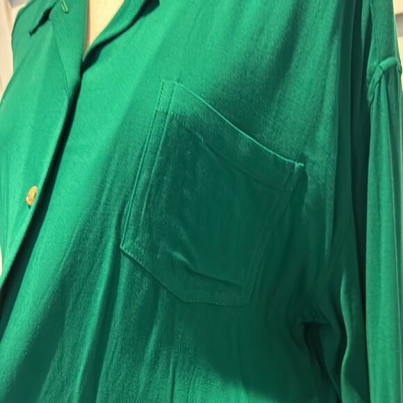 Chaser NWOT Oversized Button Down Shirt with Notched Collar and Long Sleeves. - Picture 4 of 7